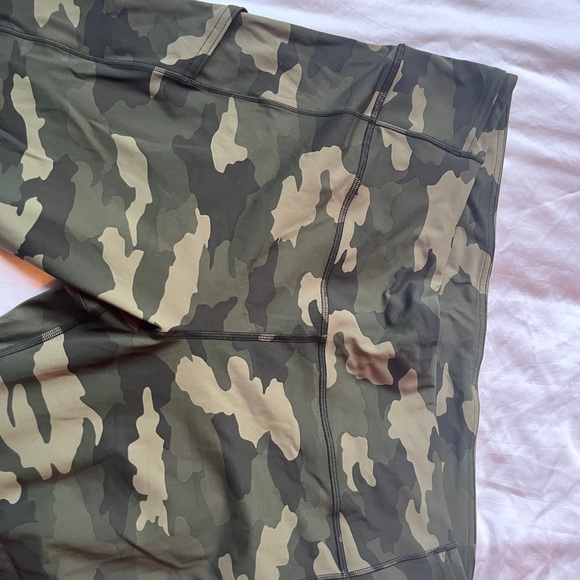 NWOT Fast and Free High-Rise Tight 25” Pockets CAMO SIZE 18 - Picture 3 of 4